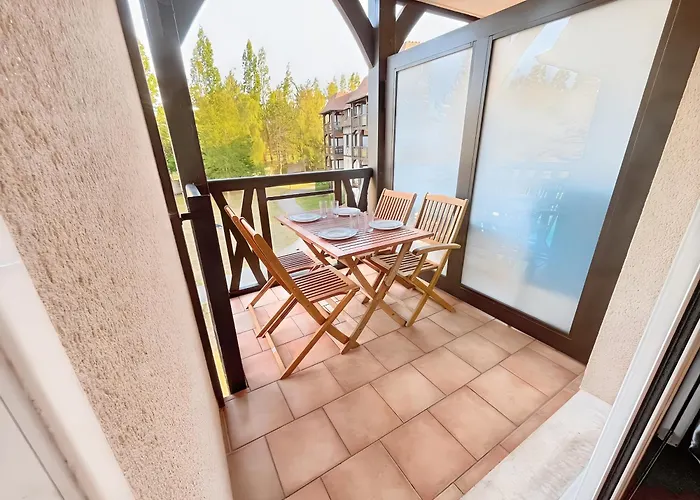 Avec 2 Balcons Vue Sur La Piscine Et Parking Gratuit Prive * Deauville