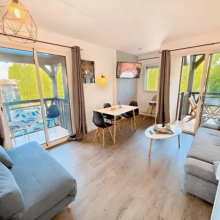 Avec 2 Balcons Vue Sur La Piscine Et Parking Gratuit Prive Deauville