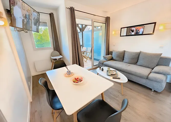 Avec 2 Balcons Vue Sur La Piscine Et Parking Gratuit Prive Deauville