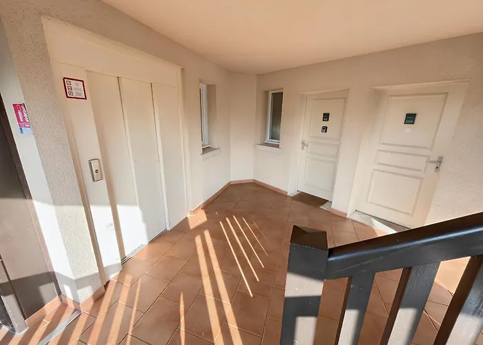 Appartement Avec 2 Balcons Vue Sur La Piscine Et Parking Gratuit Prive Deauville